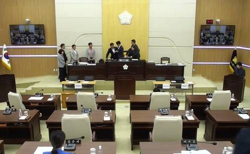 의장석 주변에서 몸싸움하는 대전 동구의회 여야 구의원들. [대전 동구의회 유튜브 중계 화면 캡처]