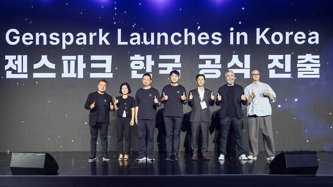 (왼쪽부터)Wen Sang(웬 상) 젠스파크 COO, 백가람 LG유플러스 AX전략제휴팀 팀장, Kay Zhu(케이 주) CTO, Eric Zing(에릭 징) CEO, 이충환 미래에셋 신성장투자1본부 상무, 제미슨 파월 CRO /사진=젠스파크 제공