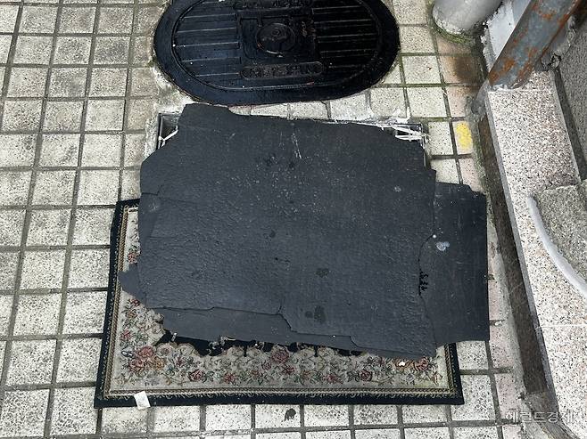 24일 오후 서울 강남구 일대 한 빗물받이가 발판 등으로 가려져 있다. 이준영 수습기자