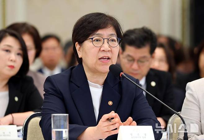 [서울=뉴시스] 조성봉 기자 = 정은경 보건복지부 장관이 16일 청와대 영빈관에서 열린 '삶으로 체감하는 대체불가 대한민국-국민과 함께하는 두 번째 업무보고'에서 발언을 하고 있다. (청와대통신사진기자단) 2026.07.16. suncho21@newsis.com