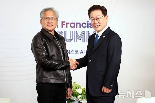 [샌프란시스코=뉴시스] 김진아 기자 = 이재명 대통령이 24일(현지 시간) 미국 샌프란시스코 한 호텔에서 젠슨 황 엔비디아 CEO와 면담에 앞서 인사를 나누고 있다. 2026.07.25. bluesoda@newsis.com