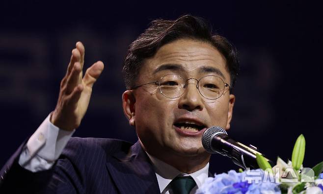 [수원=뉴시스] 고범준 기자 = 조국혁신당 신임 당 대표로 선출된 신장식 의원이 25일 경기 수원컨벤션센터에서 열린 조국혁신당 2026 전국당원대회에서 당선 소감을 말하고 있다. 2026.07.25. bjko@newsis.com