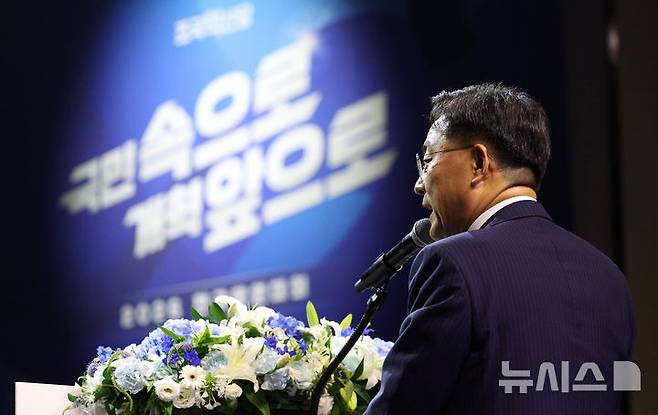[수원=뉴시스] 고범준 기자 = 조국혁신당 신임 당 대표로 선출된 신장식 의원이 25일 경기 수원컨벤션센터에서 열린 조국혁신당 2026 전국당원대회에서 당선 소감을 말하고 있다. 2026.07.25. bjko@newsis.com