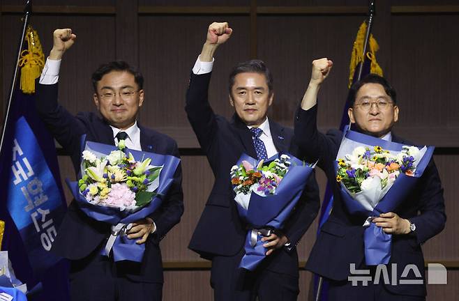 [수원=뉴시스] 고범준 기자 = 조국혁신당 신임 당 대표로 선출된 신장식(왼쪽) 의원이 25일 경기 수원컨벤션센터에서 열린 조국혁신당 2026 전국당원대회에서 최고위원으로 선출된 황현선 전 사무총장, 차규근 의원과 기념촬영을 하고 있다. 2026.07.25. bjko@newsis.com
