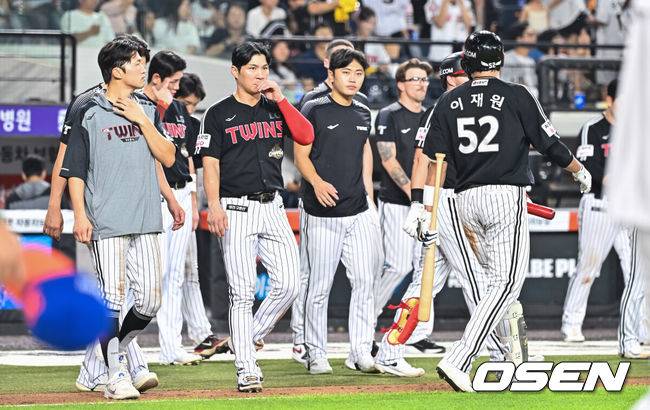 [OSEN=대전, 박준형 기자] 프로야구 한화 이글스가 3연승을 달렸다. 반면&nbsp;LG 트윈스는 8연패에 빠졌다.&nbsp;한화는&nbsp;24일 대전 한화생명볼파크에서 열린 2026 KBO리그 LG와 경기에서 8-4로 승리했다.&nbsp;경기종료 후 8연패 빠진 LG 트윈스 선수들이 아쉬워하고 있다. 2026.07.24 / soul1014@osen.co.kr