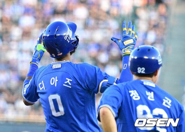 [OSEN=지형준 기자] 24일 서울 잠실야구장에서 2026 신한 SOL KBO리그 두산 베어스와 삼성 라이온즈의 경기가 열렸다.이날 두산은 최민석, 삼성은 크리스 페덱을 선발로 내세웠다.3회초 1사 1,3루에서 삼성 디아즈가 1타점 적시타를 날리며 기뻐하고 있다. 2026.07.24 / jpnews@osen.co.kr