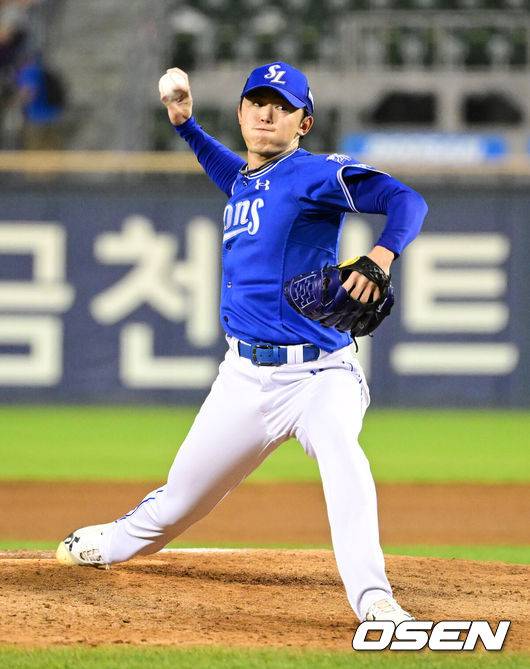 [OSEN=지형준 기자] 프로야구 삼성 라이온즈가 잠실 원정 첫날 완승을 거뒀다.삼성은 24일 실야구장에서 열린 2026 신한 SOL KBO리그 두산 베어스와 원정 경기에서 15-4 완승을 거뒀다. 새 외국인 투수 크리스 페덱이 호투를 펼쳤고, 타자들은 두산 선발 최민석을 완전히 무너뜨렸다. 9회말 삼성 미야지가 역투하고 있다. 2026.07.24 / jpnews@osen.co.kr