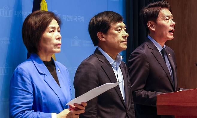 최민희, 한민수, 이성윤 더불어민주당 최고위원 후보가 24일 서울 여의도 국회 소통관에서 김민석 당대표 후보의 신천지 의혹 제기 관련 기자회견을 하고 있다. 뉴시스