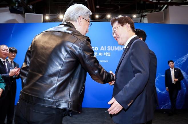 악수하는 이재명 대통령과 젠슨 황 - 악수하는 이재명 대통령과 젠슨 황      (샌프란시스코=연합뉴스) 한상균 기자 = 이재명 대통령이 24일(현지시간) 미국 샌프란시스코 더 미드웨이에서 열린 ‘샌프란시스코 AI 서밋’에서 젠슨 황 엔비디아 최고경영자와 악수하고 있다. 2026.7.25     xyz@yna.co.kr (끝)