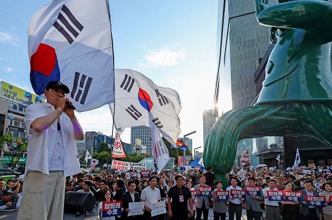 연설하는 장동혁 대표 - 장동혁 국민의힘 대표가 25일 대구 중구 더현대 대구 앞 광장에서 열린 참정권 회복 민주주의 수호 국민결의대회에서 연설하고 있다. 2026.07.25. 뉴시스