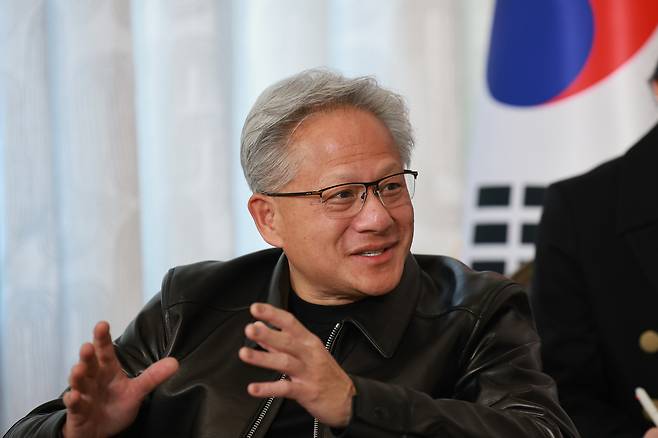 젠슨 황 엔비디아 CEO가 이재명 대통령과 24일(현지 시간) 미국 샌프란시스코 한 호텔에서 열린 빅테크 CEO 면담에서 만나 발언하고 있다. 권욱 기자