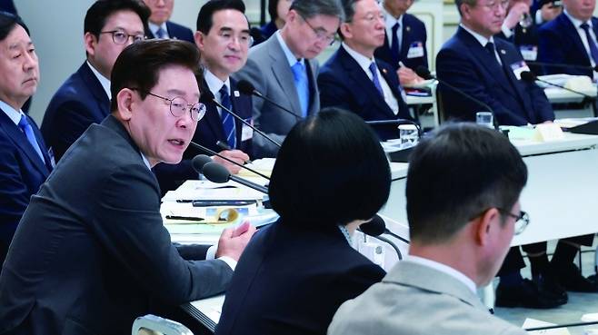 2분기 실질 GDP가 또 성장했다. 반도체 덕이다. 하지만 반도체 초호황은 마냥 이어지지 않는다. 성장률을 높이는 것보다 성장 과실이 국민에게 돌아가게 하는 일이 더 중요하다.[사진 | 뉴시스]