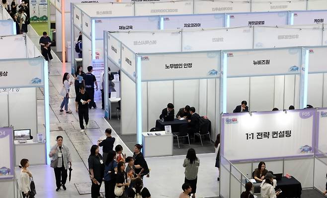 지난 5월 청년층 취업자는 342만7000명으로 1년 전보다 25만5000명 감소했다.[사진 | 뉴시스]