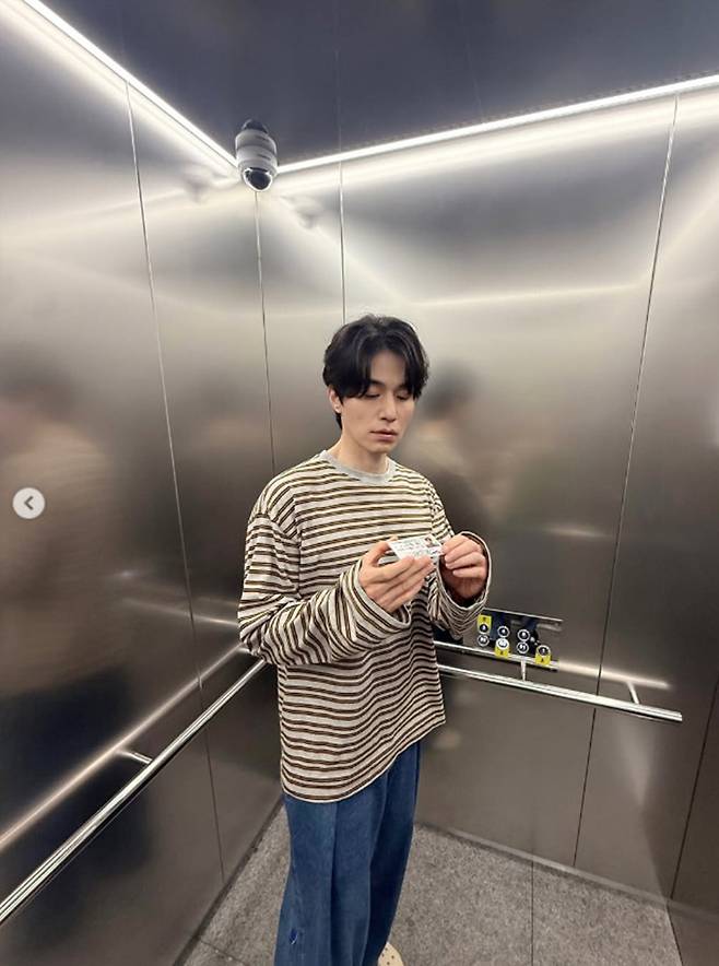 Actor Lee Dong-wook has become the first actor to earn honorary member status after appearing on the YouTube variety show Pinggye-go more than 10 times. Lee Dong-wook expressed his joy by sharing photos of his honorary membership certificate and commemorative ring on his personal account.In the photos released, Lee Dong-wook strikes a cheerful pose while holding the Actor No. 1 Honorary Member Certificate. As the fifth honorary member following Jo Se-ho, Ji Seok-jin, Nam Chang-hee, and Yang Se-chan, Lee Dong-wook also shared a witty comment, expressing concern that viewers might get tired of seeing him.Recently, during an interview for the Disney+ original series *Killers Shopping Mall Season 2*, Lee Dong-wook drew laughter by jokingly addressing the possibility of winning the Grand Prize at the year-end awards ceremonies. He displayed a humble attitude, downplaying his chances for the Grand Prize by noting that his performance in the series was modest.Killers Shopping Mall Season 2 follows the survival story of Ji-an, a niece who becomes the target of assassins due to the inheritance left by her uncle, Jin-man. The series premiered on the 22nd, and new episodes air every Wednesday.
