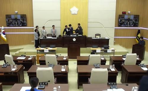 의장석 주변에서 몸싸움하는 대전 동구의회 여야 구의원들 [대전 동구의회 유튜브 중계 화면 캡처. 재판매 및 DB 금지]