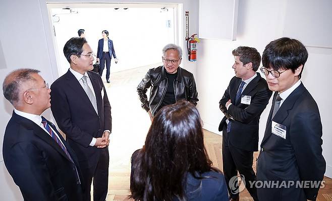 샌프란시스코 AI 서밋, 빅테크 회동 (샌프란시스코=연합뉴스) 한상균 기자 = 정의선 현대차그룹 회장(왼쪽부터 시계방향으로), 이재용 삼성전자 회장, 젠슨 황 엔비디아 최고경영자, 샘 올트먼 오픈AI 최고경영자, 이해진 네이버 의장, 젠슨 황의 딸 매디슨 황 엔비디아 옴니버스·로보틱스 제품 마케팅 수석 이사가 24일(현지시간) 샌프란시스코 더 미드웨이에서 열린 AI 서밋에서 대화를 나누고 있다. 2026.7.25 xyz@yna.co.kr