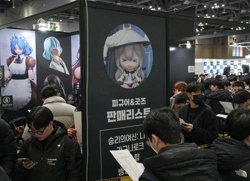 굿즈 판매 공간에 몰린 게이머들 (고양=연합뉴스) 김주환 기자 = 국내 최대 규모의 종합 서브컬처 콘텐츠 행사 '애니메이션 X 게임 페스티벌(AGF) 2024'가 열린 7일 전시장 내 굿즈(기념상품) 판매 공간에 관람객들이 몰려 있다. 2024.12.7 jujuk@yna.co.kr
