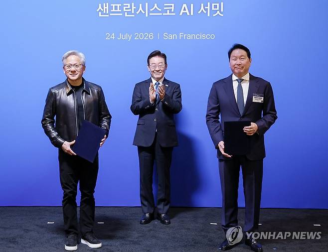 SK하이닉스,SKT-엔비디아, 전략적 AI 팩토리 및 반도체 협력 (샌프란시스코=연합뉴스) 한상균 기자 = 최태원 SK 회장과 젠슨 황 엔비디아 최고경영자가 24일(현지시간) 이재명 대통령이 임석한 가운데 미국 샌프란시스코 더 미드웨이에서 열린 AI 서밋에서 SK하이닉스, SKT와 엔비디아의 전략적 AI 팩토리 및 반도체 협력 MOU를 체결한 뒤 기념촬영을 하고 있다. 2026.7.25 xyz@yna.co.kr