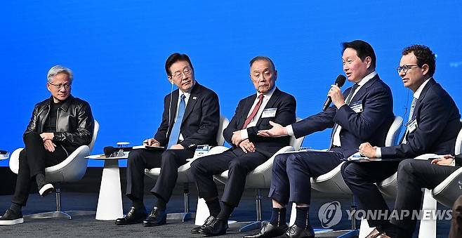 발언하는 최태원 회장 (샌프란시스코=연합뉴스) 한상균 기자 = 최태원 SK 회장이 24일(현지시간) 미국 샌프란시스코 더 미드웨이에서 이재명 대통령이 참석한 가운데 열린 '샌프란시스코 AI 서밋'에서 발언하고 있다. 2026.7.25 xyz@yna.co.kr