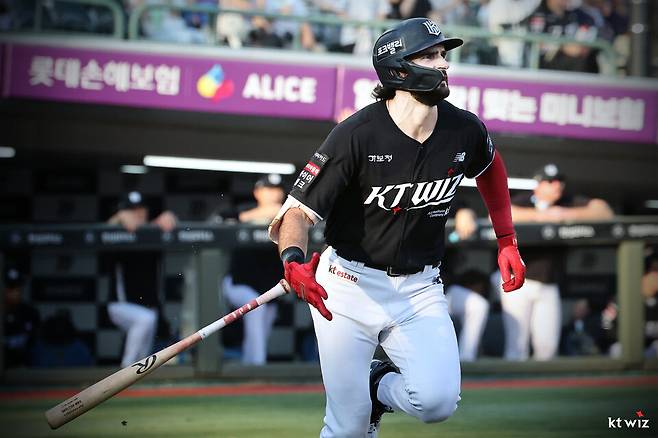 프로야구 kt 위즈의 외국인 타자 샘 힐리어드가 25일 부산 사직구장에서 열린 2026 신한SOL KBO리그 롯데 자이언츠와 경기에서 홈런을 터드린 뒤 타구 궤적을 바라보고 있다.