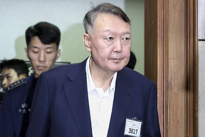법정 들어서는 윤석열 전 대통령. 연합뉴스