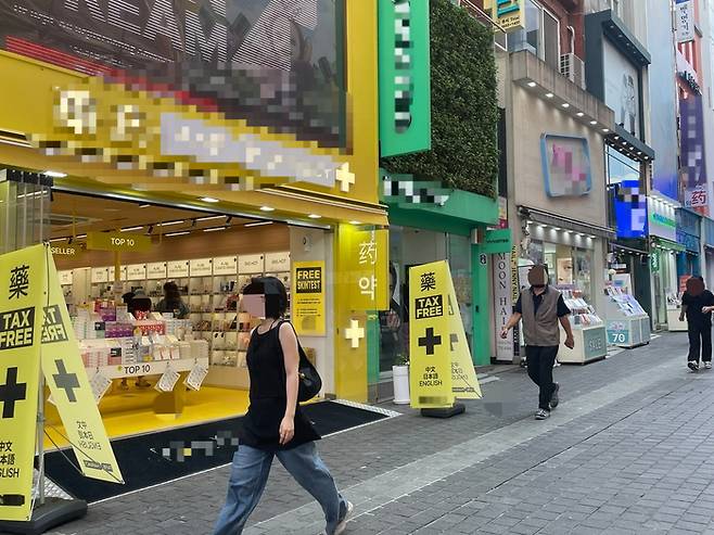 ▲26일 오후 명동역 6번 출구 인근 중앙로에서 개문냉방 상태로 영업 중인 상점들. 사진=조하니 기자