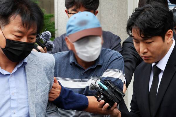 여고생 살해범' 장윤기 사건의 증거를 인멸한 혐의 등을 받는 광주 광산경찰서 수사팀장 A 경감이 8일 오전 전남광주통합특별시 동구 광주지방법원에서 열린 구속 전 피의자 심문(영장실질심사)에 출석한 뒤 법정 밖으로 나오고 있다. 경찰은 A 경감이 장윤기의 차량을 압수수색하는 과정에서 '케이블타이'를 증거인멸한 혐의로 전날 구속영장을 신청했다. 2026.7.8. 연합뉴스