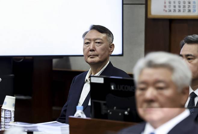 윤석열 전 대통령이 지난해 9월 26일 서울 서초구 서울중앙지법에서 열린 특수공무집행방해, 직권남용 권리행사방해 등 혐의 사건 1차 공판에 출석해 있다. (사진=공동취재단)