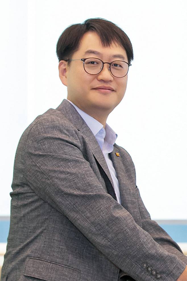 KT 개인정보보호그룹장 김창오 CPO(개인정보보호최고책임자)가 인터뷰를 하고 있다(사진=KT)