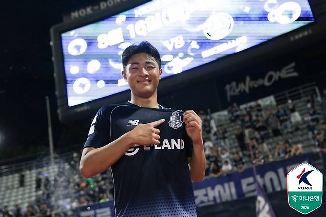 서울 이랜드 안주완이 24일 천안전이 끝난 뒤 세리머니하고 있다. 사진 | 한국프로축구연맹