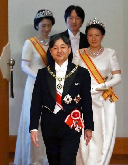 2019년 5월 1일 즉위한 나루히토 천황이 마사코 황후와 함께 고쿄(皇居)에서 일본 국민 대표를 처음 만나는 행사에 입장하고 있다. 마사코 황후의 뒷편으로 천황 승계 서열 1위인 후미히토 황세제가 뒤를 따르고 있다./EPA 연합뉴스