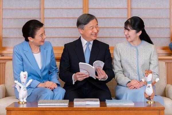 지난 2월 일본 황실은 나루히토 천왕의&nbsp;66세 생일을 맞아 마사코 황후, 아이코 내친왕과 함께 찍은 가족 사진을 공개했다./AP 연합뉴스 제공