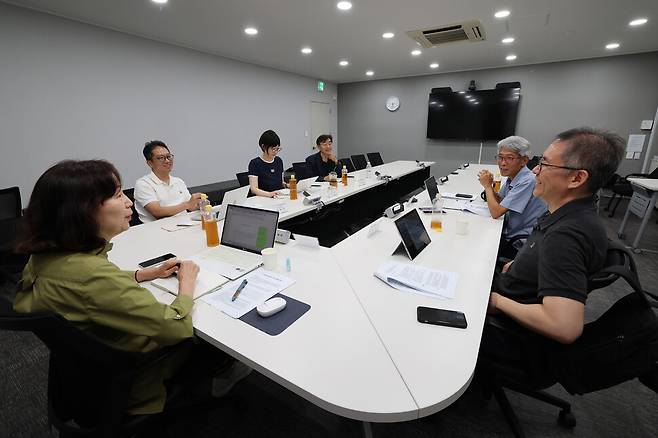 제5기 저널리즘책무위원회 여섯번째 회의가 16일 오후 서울 마포구 한겨레신문사에서 열리고 있다. 정용일 선임기자 yongil@hani.co.kr