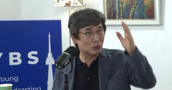 유시민 작가가 지난 21일 유튜브 '2분 뉴스'에 출연해 발언하고 있다. '2분 뉴스' 캡쳐