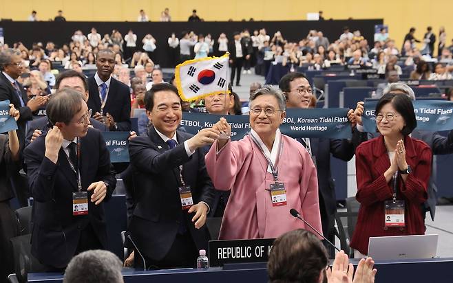 제48차 유네스코 세계유산위원회 본회의가 25일 부산 해운대구 벡스코에서 열려 한국의 갯벌 2단계 등재가 결정되자 이길용 전남광주문화정책관, 박수현 충남도지사가, 허민 국가유산청장, 김지희 주유네스코 대사(왼쪽부터)가 환호하고 있다. 송봉근 객원기자