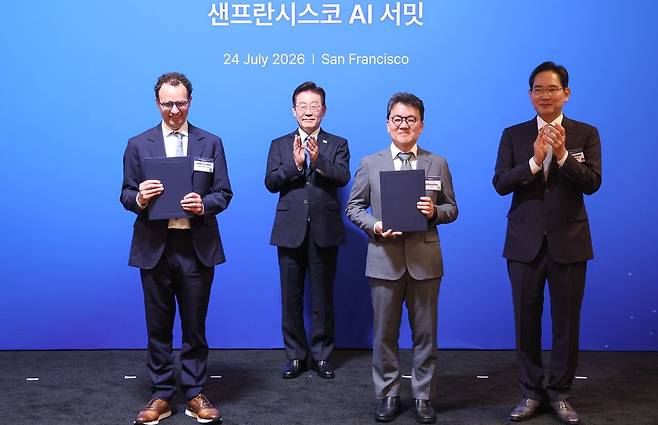 24일(현지시간) 미국 샌프란시스코에서 열린 'AI 서밋'에 앞서 삼성SDS와 앤트로픽의 전략적 파트너십 협약(SPA) 체결식을 마친 뒤 기념촬영을 하고 있다. 왼쪽부터 다리오 아모데이 앤트로픽 최고경영자(CEO), 이재명 대통령, 이준희 삼성SDS 사장, 이재용 삼성전자 회장. 뉴스1