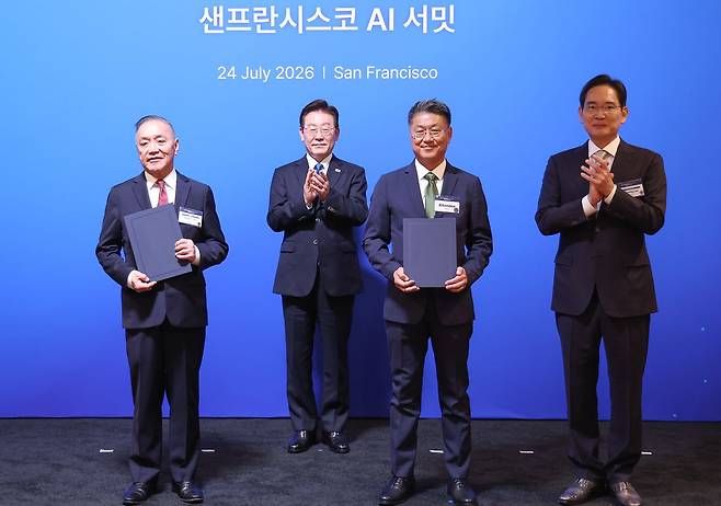 한진만 삼성전자 파운드리 사장과 혹 탄 브로드컴 최고경영자가 24일(현지시간) 이재명 대통령이 임석한 가운데 미국 샌프란시스코 더 미드웨이에서 열린 AI 서밋에 앞서 첨단 반도체 기술 분야 전략적 파트너십 업무협약을 체결한 뒤 기념 촬영을 하고 있다. 오른쪽은 이재용 삼성전자 회장. 뉴스1
