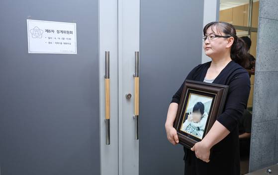 권경애 변호사의 재판 불출석으로 소송에서 진 학교폭력 피해자 유족 이기철씨가 지난 2023년 6월 19일 오후 권 변호사에 대한 징계위원회가 열리는 서울 서초구 대한변호사협회 회관에서 징계위원회 시작을 기다리고 있다. 연합뉴스