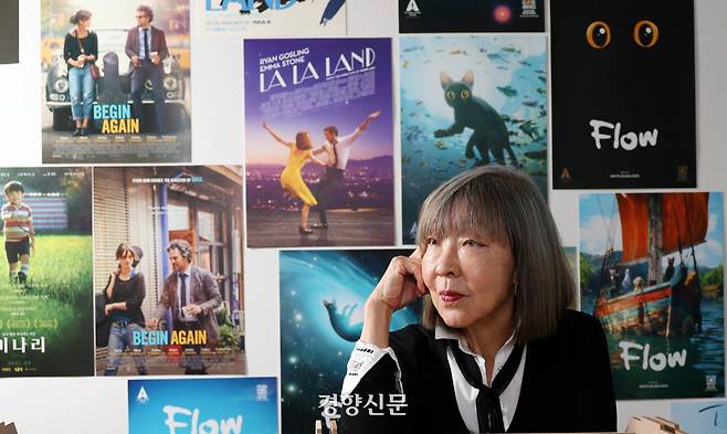백명선 판씨네마 대표가 지난 20일 서울 종로구 복합문화공간 품에서 경향신문과의 인터뷰 전 사진 촬영을 하고 있다. 김정근 선임기자