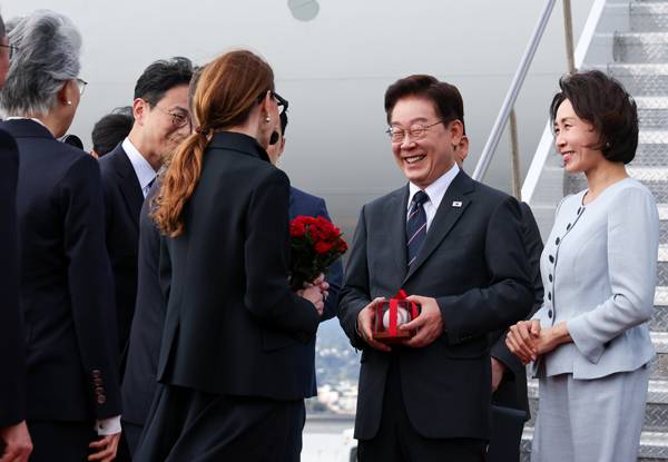 이재명 대통령이 24일(현지시간) 샌프란시스코 국제공항에서 영접 나온 다니엘 루리 시장으로부터 샌프란시스코 자이언츠의 이정후 사인볼을 선물 받은 뒤 이야기를 나누고 있다. 사진= 연합뉴스 제공