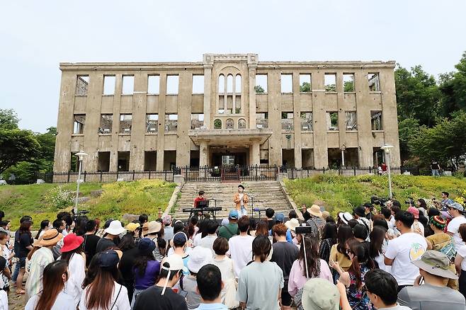 세상에서 하나뿐인 여행, 지구촌 여행객의 버킷리스트, DMZ 평화관광. 사진은 뼈대만 남은 철원 노동당사