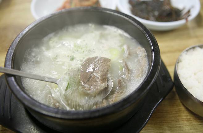 온양국밥. 요즘 외국인들도 섭씨 80도 이상의 한국수프를 왜 시원하다고 하는지 안다.