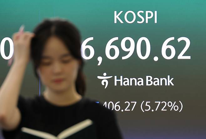 코스피와 코스닥이 모두 급락한 24일 서울 하나은행 본점에서 직원들이 증시와 환율을 모니터하고 있다. [연합]