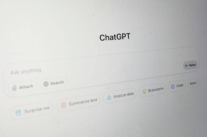 [보스턴=AP/뉴시스] 미국 매사추세츠주 보스턴에서 컴퓨터 스크린 앞에 띄워진 챗GPT(ChatGPT) 로고. 2026.05.26.