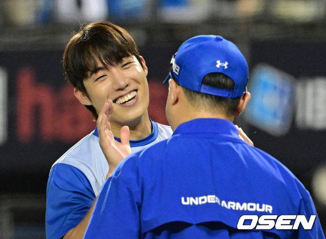 [OSEN=지형준 기자] 패배를 잊은 삼성 라이온즈가 3연승의 휘파람을 불었다.&nbsp;삼성은 25일 잠실구장에서 열린 프로야구 두산 베어스와의 원정 경기에서 4-1 역전승을 장식했다. 지난 23일 고척 키움 히어로즈전 이후 3연승 질주. 반면 두산은 삼성에 이틀 연속 덜미를 잡혔다.&nbsp;경기를 마치고 삼성 원태인이 박진만 감독과 승리를 기뻐하고 있다. 2026.07.25 / jpnews@osen.co.kr