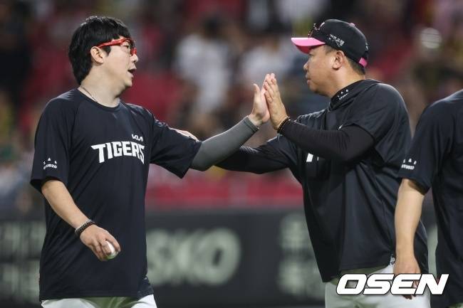 이범호 감독과 양현종이 하이파이브를 하고 있다./KIA 타이거즈 제공