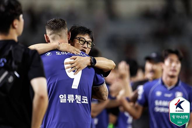 이정효 수원 삼성 감독이 부산 아이파크전 승리 후 일류첸코를 안아주고 있다. /사진=한국프로축구연맹 제공