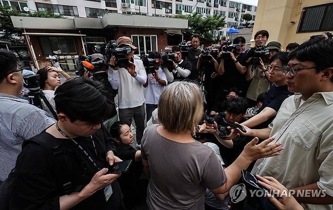아파트에서 무슨 일이 (경산=연합뉴스) 윤관식 기자 = 23일 오전 8시 29분께 경북 경산시 사동 한 아파트 관리실 안에서 폭발 추정 사고가 난 가운데 한 주민이 취재진 앞에서 상황 설명을 하고 있다. 2026.7.23 psik@yna.co.kr