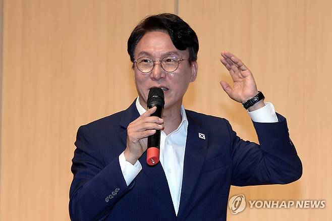 강연하는 김민석 전 총리 (전남광주=연합뉴스) 민현기 기자 = 더불어민주당 당 대표 후보인 김민석 전 국무총리가 26일 오전 전남광주 북구 오룡동 광주과학기술원에서 열린 김민석 당대표 후보 정책간담회에서 특별 강연을 하고 있다. 2026.7.26 mhk0226@yna.co.kr