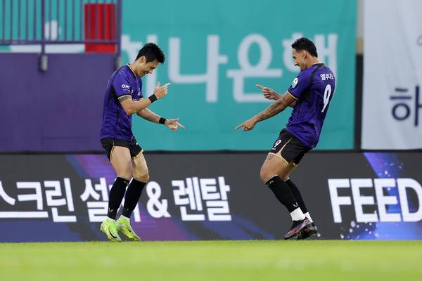 K리그1 FC안양 최건주(왼쪽)가 지난 26일 안양종합운동장에서 열린 강원FC와의 경기에서 득점한 뒤 동료 엘쿠라노와 세레머니를 하고 있다. 2026.7.26 /한국프로축구연맹 제공